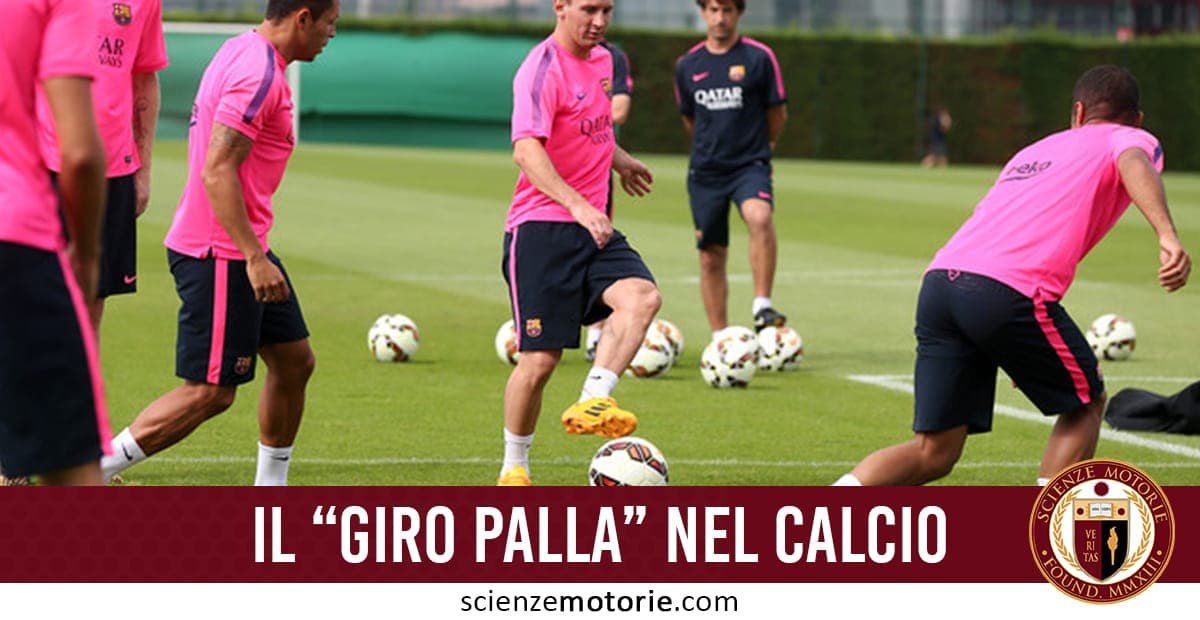 Giocatori di calcio con maglie rosa durante un allenamento di passaggi su campo d’erba, con scritta “Il giro palla nel calcio” e logo Accademia Scienze Motorie.