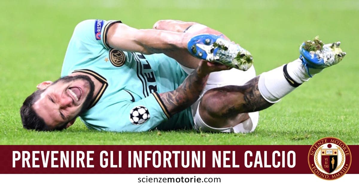 Calciatore in maglia celeste e pantaloncini bianchi a terra che si tiene una gamba, con testo "Prevenire gli infortuni nel calcio" e logo Scienze Motorie sullo sfondo.