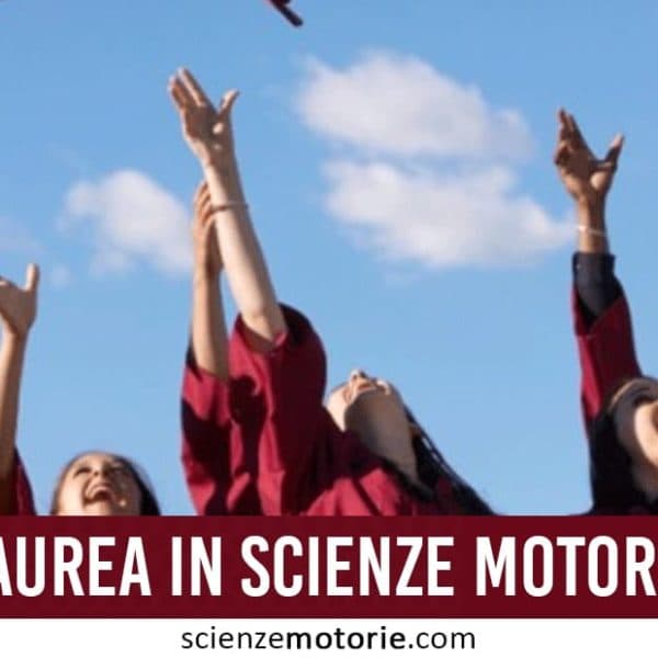 Gruppo di laureati in Scienze Motorie che lanciano i cappelli in aria sotto un cielo azzurro.