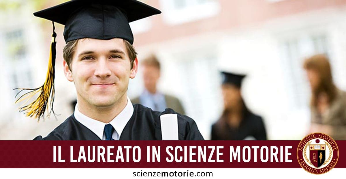 Giovane laureato in Scienze Motorie con tocco e toga neri che sorride tenendo un diploma.