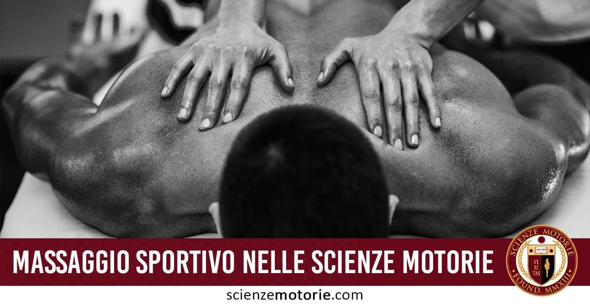 L'immagine raffigura una scena di massaggio sportivo in cui una persona riceve un trattamento professionale alla schiena. Le mani del massaggiatore sono ben posizionate e applicano pressione sui muscoli dorsali, evidenziando l'importanza delle tecniche manuali nel recupero muscolare e nella preparazione atletica. In basso è presente il logo di Scienze Motorie