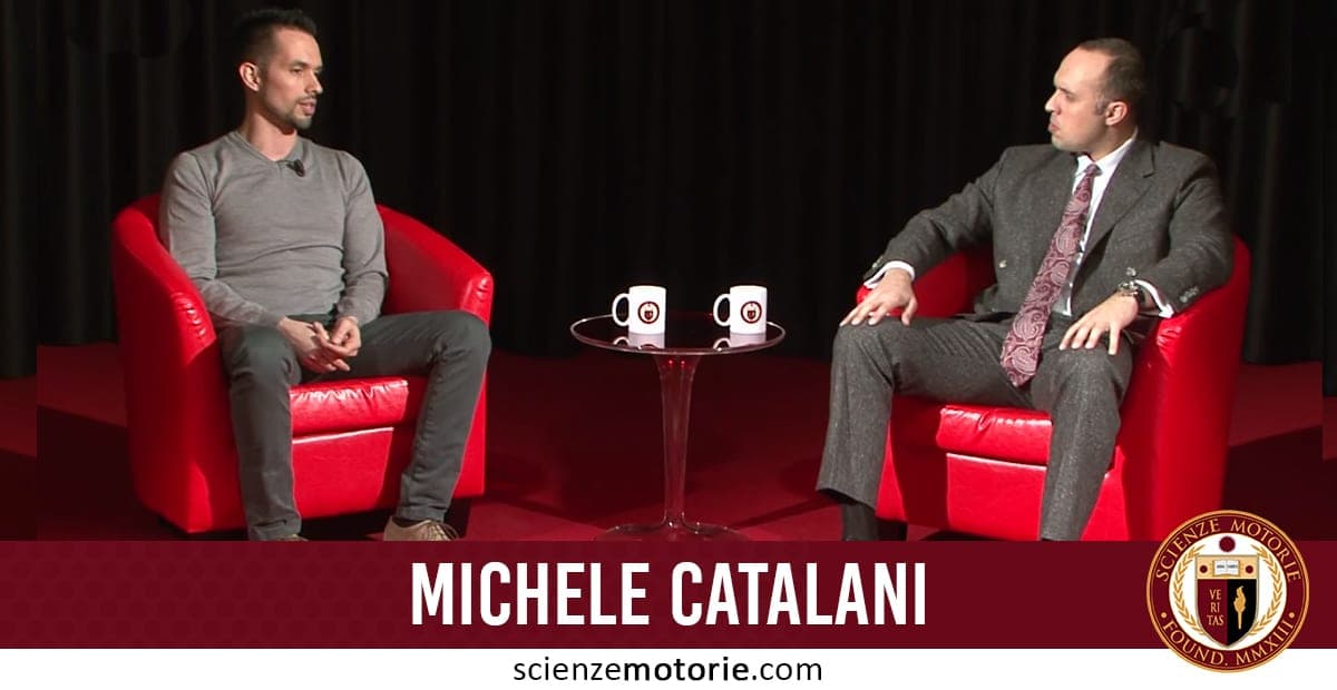 Nell’immagine sono ritratti Michele Catalani e Giacomo Catalani, seduti su poltrone rosse con un tavolino tra loro, sullo sfondo una tenda nera. Chiedi a ChatGPT