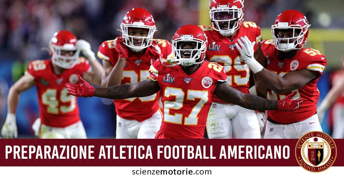 Gruppo di giocatori di football americano in divise rosse che celebrano un'azione di gioco, con scritta “Preparazione Atletica Football Americano” e logo Scienze Motorie.