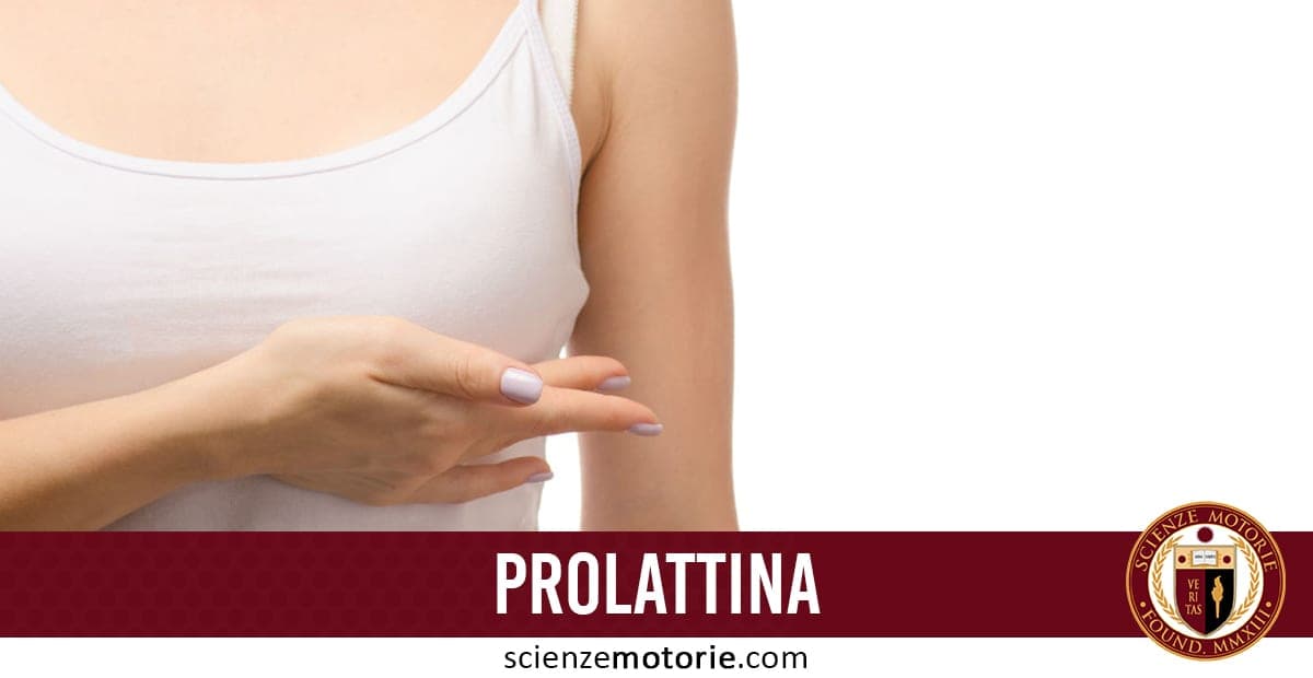 Persona in canottiera bianca con mano posizionata davanti al busto, testo prolattina e logo Scienze Motorie