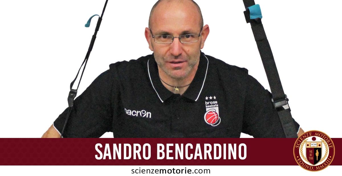 Ritratto di Sandro Bencardino con occhiali e maglietta sportiva nera "Brosa Baskets", indossa un’imbracatura con cinghie nere e dettagli turchesi. Sfondo scuro, scritta “SANDRO BENCARDINO” e logo Scienze Motorie in basso.