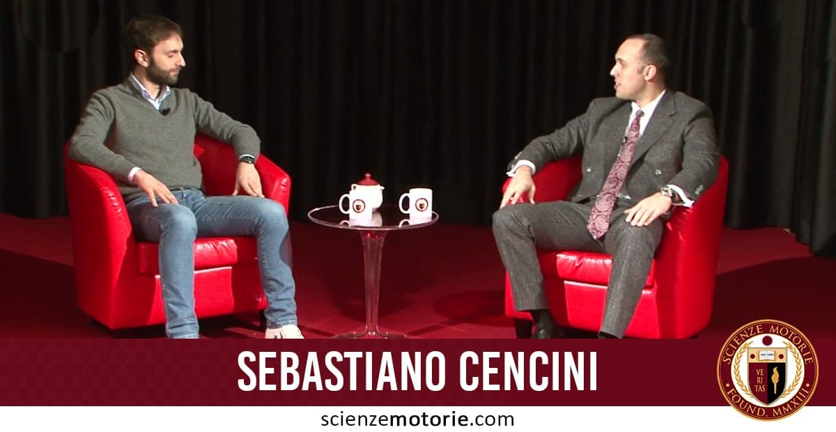 Sebastiano Cencini e Giacomo Catalani durante un’intervista nel format Scienze Motorie, seduti su poltrone rosse con un tavolino al centro.
