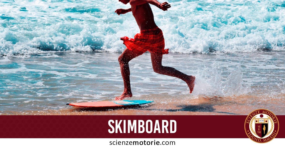 Persona che corre sull’acqua bassa vicino alla riva su una tavola da skimboard, con onde agitate in lontananza.