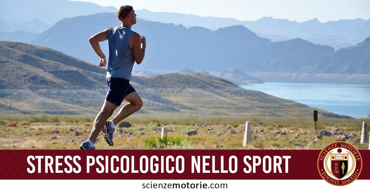 L'immagine ritrae un uomo che corre in un ambiente naturale, con montagne, alberi e un lago sullo sfondo. Nella parte inferiore, una fascia rossa con il testo "STRESS PSICOLOGICO NELLO SPORT" sottolinea il focus sul legame tra attività fisica e salute mentale. L’emblema “Scienze Motorie” e il sito scienzemotorie.com rafforzano l’identità accademica e divulgativa del contenuto