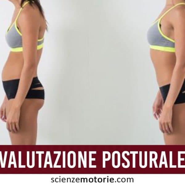 Confronto posturale tra due figure in abbigliamento sportivo su sfondo neutro, evidenziata differenza nella postura, logo Scienze Motorie.