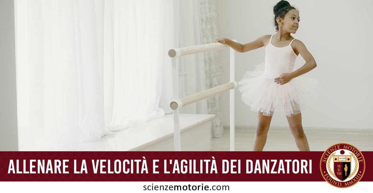 L’immagine mostra una bambina in posa da ballerina vicino a una sbarra, con tutù bianco, in una sala luminosa. Illustra l’importanza di allenare velocità e agilità nei danzatori, con il testo "Allenare la velocità e l'agilità dei danzatori" e il logo Scienze Motorie che enfatizzano l’aspetto fisico e tecnico.