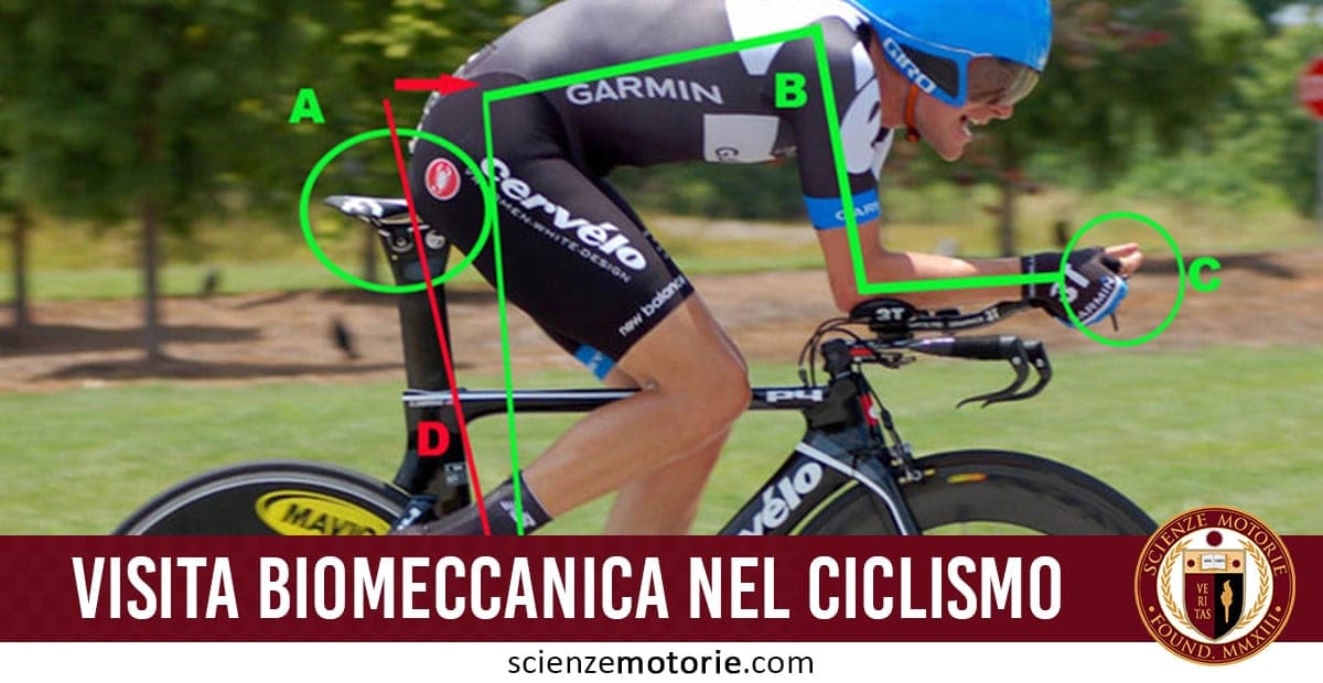 Ciclista in posizione aerodinamica su bici da corsa con linee e angoli che evidenziano l’analisi biomeccanica della postura.