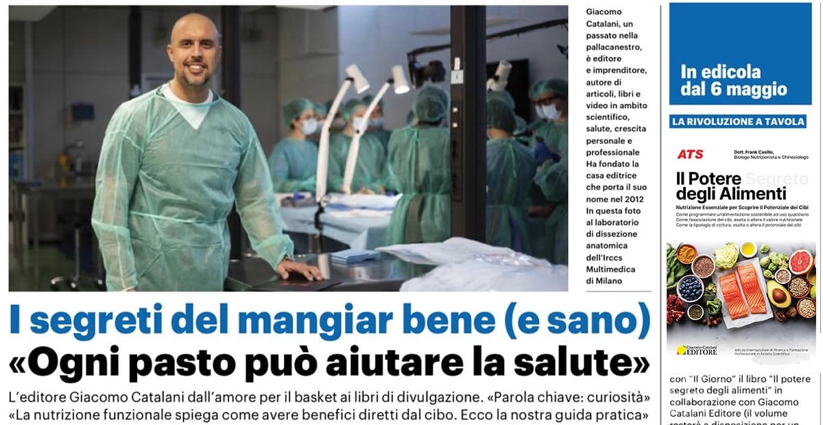 Giacomo Catalani in laboratorio Cadaver Lab con camice verde, sorridente in primo piano; sullo sfondo corsisti in camice e mascherina. Presente il logo di Scienze Motorie.