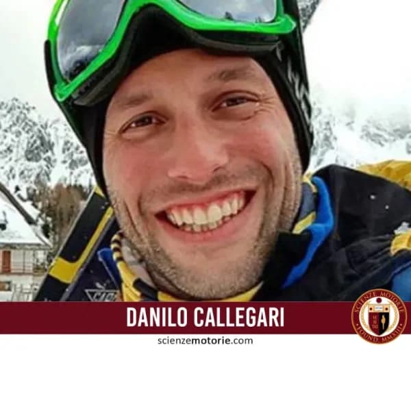 Danilo Callegari sorride con occhiali da sci in un paesaggio alpino innevato, con edifici tipici di montagna e il logo di Scienze Motorie in basso.