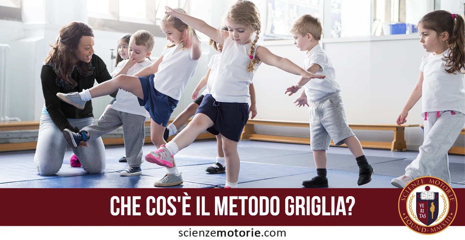 Insegnante di educazione fisica guida un gruppo di bambini durante una lezione motoria con esercizi di equilibrio secondo il Metodo Griglia.