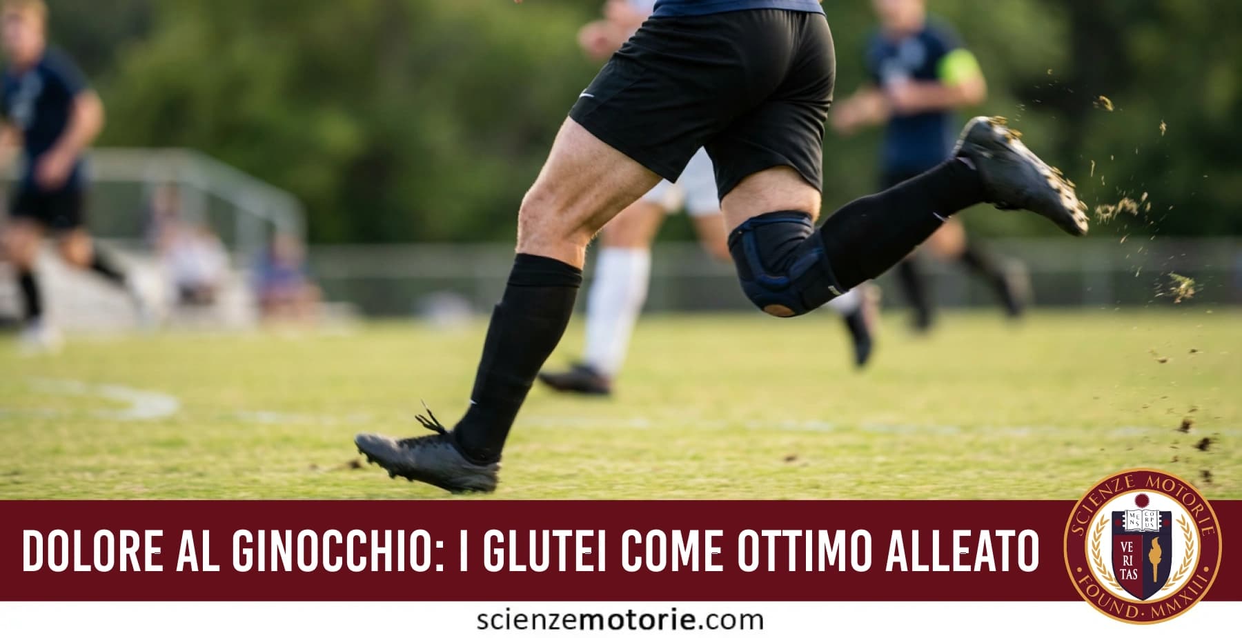 Gambe di un atleta che corre su un campo da calcio, con ginocchiera al ginocchio destro e fascia testuale “Dolore al ginocchio: i glutei come ottimo alleato”, logo Scienze Motorie visibile.